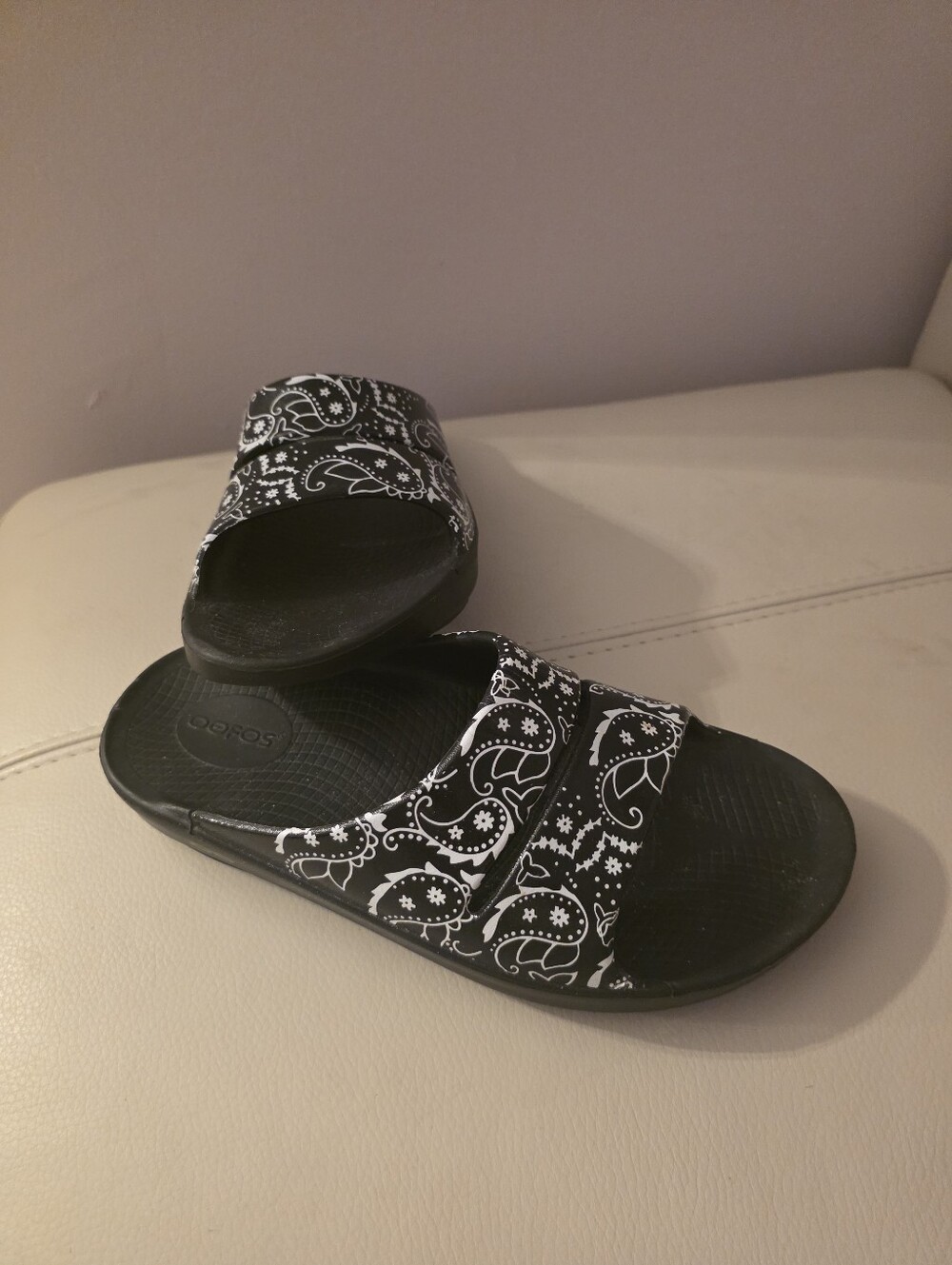 OOFOS Black Bandana Print  8